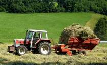 Steyr 8065 Turbo mit Ladewagen  Krone  bei der Heuernte im Schwarzwald, Juli 2015