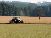 STEYR-975 bei Ackerarbeiten; 150321