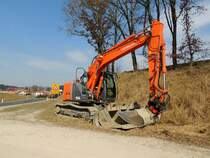 HITACHI ZAXIS 135US, mit seiner Löffelsammlung; 150321