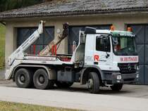 ACTROS-2641 kurz vor der Abholung eines Bauschutt-Containers; 150323