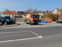 ACTROS-3341 mit Betonmischeraufbau tourt im Großraum Linz von Baustelle zu Baustelle; 150323
