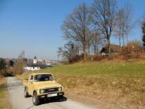 SUZUKI-Jeep auf einem ansteigenden Güterweg im Bezirk Freistadt; 150320