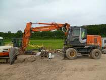 Hitachi Zaxis ZX 170 W-3 (Baujahr 2008, zul. Gesamtgewicht 19.200 kg, Leistung 104 kW) am 25.05.2015 in der Nähe von Fließem