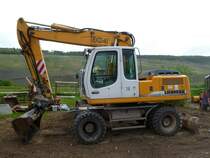 Liebherr A 904C Litronic (Baujahr 2005, zul. Gesamtgewicht 20.000 kg, Leistung 99 kW, Geschwindigkeit 22 km/h) am 10.05.2015 bei Mülheim/Mosel