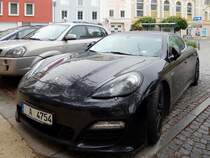 PORSCHE Panamera 4S, lässt die Wassertropfen von seinem schwarzem Lack abperlen; 150523