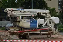 . Betonpumpe von MECBO mit Raupenantrieb gesehen an einer engen Stra�enbaustelle am 13.07.2015