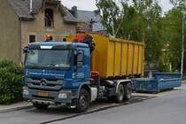 . Mercedes Benz Actros Absetzkipper gesehen nahe einer Baustelle am 14.07.2015.