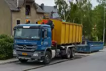 . Mercedes Benz Actros Absetzkipper gesehen nahe einer Baustelle am 14.07.2015.