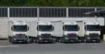 . In Reih und Glied abgestellt genie�en diese Mercedes Benz Actros das Wochenende.  Juni 2015