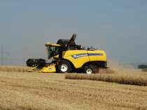 New Holland CX am 17.07.15 bei Maintal-Hochstadt beim Weizen Dreschen