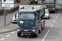 Mercedes LKW gesehen vom Bahnsteig aus in Köln-West 15.7.2015