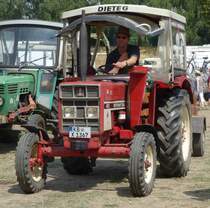 IHC 433, rollt zu seinem Standplatz bei der Oldtimerveranstaltung in Gudensberg, Juni 2015