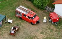 Opel Blitz, Bj. 1971, und die Handdruckspritze von 1910 aus der Vogelperspektive. Ausgestellt anl.  Tag der offenen Tür , veranstaltet von der Freiwilligen Feuerwehr 36100 Petersberg-Marbach im Juli 2015