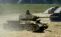 Russischer Kampfpanzer T34 bei Vorf�hrungen zum 6.Int.Milit�rfahrzeug-Treffen im Schweizerischen Milit�rmuseum Full, 04.07.2015