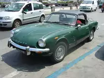 Triumph Spitfire MK III. 1967 - 1970. Der Spitfire wurde bereits 1962 vorgestellt und mit etlichen Facelifts bis August 1980 produziert. Der MK III hat einen 4-Zylinderreihenmotor, der aus 1296 cm³ Hubraum 75 PS leistet. Forio/Ischia am 10.07.2015.