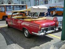 Fiat 1500 Lungo. 1959 - 1968. Der 1500 Lungo war ein als Taxiversion gedachter  Ableger  der Baureihe 1800/2100/2300. Im Gegensatz zu seinen größeren Brüdern mit 6-Zylinderreihenmotor, war der 1500 Lungo nur mit einem 4-Zylinderreihenmotor, der aus 1481 cm³ Hubraum 75 PS leistet, motorisiert. Hier wurde eine spezielle Cabrioletausführung abgelichtet. Insel Capri am 16.07.2015.