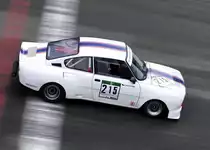 Mitzieher der Nr.215 vom Zuschauerbereich auf dem Boxendach , Skoda RS, 1300 ccm, Bj. 1972, beim Dunlop FHR Langstreckencup, Youngtimer Festival Spa am 19.7.2015