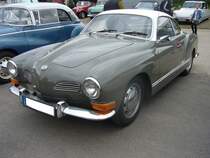 VW Typ 14 Karmann-Ghia Coupe. 1955 - 1973. Hier wurde ein Typ 14 abgelichtet, der zwischen August 1969 und August 1971 produziert wurde. Er hat schon die rechteckigen, vorderen Blinkleuchten aber noch die  alten Stoßfänger . Oldtimertreffen an der  Alten Dreherei  am 20.06.2015.