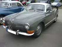 VW Typ 14 Karmann-Ghia Coupe. 1955 - 1973. Hier wurde ein Typ 14 abgelichtet, der zwischen August 1969 und August 1971 produziert wurde. Er hat schon die rechteckigen, vorderen Blinkleuchten aber noch die  alten Stoßfänger . Oldtimertreffen an der  Alten Dreherei  am 20.06.2015.