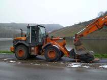 Hitachi ZW 140 bei Arbeiten an der Durchgangsstraße in Machtum (Lux.), 02.12.2012