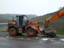 Hitachi ZW 140 bei Arbeiten an der Durchgangsstraße in Machtum (Lux.), 02.12.2012