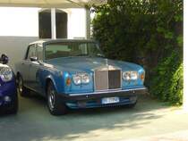 Rolls Royce Silver Shadow I. 1965 - 1977. Mit dem Silver Shadow I brachte der Hersteller aus Crewe/Cheshire ein höchst innovatives Modell auf den Markt. Es war der erste RR mit selbsttragender Karosserie. Der V8-motor hatte bis 1968 einen Hubraum von 6230 cm³, danach wurde er auf 6750 cm³ erhöht. Insgesamt wurden von diesem Modell 20605 Fahrzeuge gebaut. Abgelichtet auf einem Hotelparkplatz in Ischia-Porto am 18.07.2015.