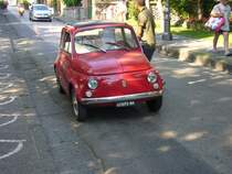 Fiat 500 L. 1965 - 1972. Das L steht für die  Luxusausführung  des Modelles F. Der im Heck verbaute 2-Zylinderreihenmotor leistet 18 PS aus 499,5 cm³ Hubraum. Ischia-Porto am 18.07.2015.