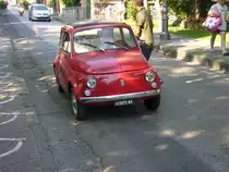 Fiat 500 L. 1965 - 1972. Das L steht für die  Luxusausführung  des Modelles F. Der im Heck verbaute 2-Zylinderreihenmotor leistet 18 PS aus 499,5 cm³ Hubraum. Ischia-Porto am 18.07.2015.