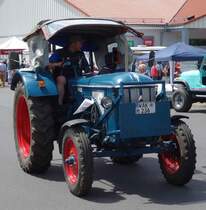 Hanomag verlässt die Oldtimerausstellung der  Alten Zylinder  Hilders im Juni 2015