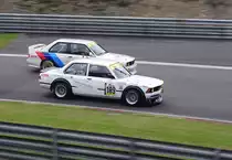 BMW E21 320 beim Überholvorgang eines BMW M3, mitgezogen wärend des YT Rennen 2 beim Youngtimer Festival Spa am 19.7.2015