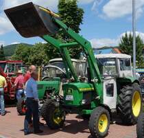 John Deere mit Frontlader und Ladeschaufel, ausgestellt bei der Oldtimerausstellung der  Alten Zylinder  Hilders im Juni 2015