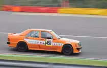 Startnummer 451 Mercedes-Benz 190e 2.3-16, mitgezogen wärend des YT Rennen 2 beim Youngtimer Festival Spa am 19.7.2015