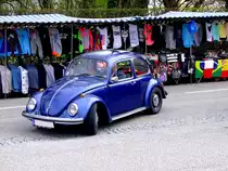 VW-Käfer 1302S, inmitten bunter Kirtagsware; 150412