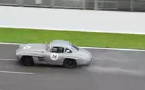 Flügeltür Mercedes-Benz 300 SL, beim Gentle Drivers Trophy  Regenrennen (Spa Wetter)  beim Youngtimer Festival Spa am 19.7.2015