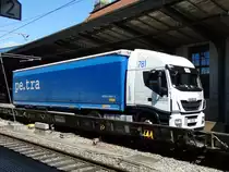 IVECO Stralis am 25.07.15 in Basel SBB auf einer Rollenden Landstraße