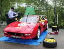 Letzten Vorbereitungen an der Nr.17 zur Ferrari 355 Challenge, beim Youngtimer Festival Spa am 19.7.2015