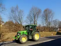 John-Deere 5720, bringt eine Leistung von 59 kW bzw. 80PS und einen Hubraum von 4530cm³; 150319