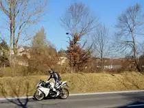 YAMAHA auf rasanter Fahrt auf der B124 in Richtung Linz; 150319