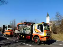 IVECO-Kipper mit Hydraulikkranaufbau; auf der B124 in Richtung Zwettl; 150319