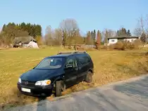 OPEL SINTRA 22.TD, parkt neben einem abschüssigen Asphaltweg; 150319