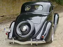 . Heckansicht Ford V8, aufgenommen als dieser sich von der  Journée vieille carosserie  im Fond de Gras(L) verabschiedet.  26.07.2015