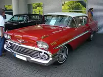 Chevrolet Series 1600 Biscayne twodoor Sedan des Jahrganges 1958. Die Biscayne Baureihe war die mittlere Ausstattungsvariante des Modelljahres 1958. Darunter rangierte die Modellreihe Del Ray und darüber der Bel Air. Die Series 1600 Modelle waren grundsätzlich mit einem V8-motor ausgerüstet. Der Grundpreis für diese Modell lag bei US$ 2101,00. US-Fahrzeugtreffen am 26.07.2015 in Oberhausen.