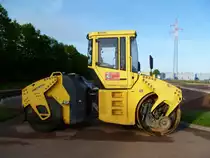 Bomag BW 151 AC-4 (Baujahr 2008, zul. Gesamtgewicht 11.000 kg, Leistung 60 kW) am 10.05.2015 in der Nähe von Bekond