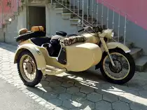 Ural Pustinja-Gespann: der Klassiker unter den Ural-Motorrädern. Ein Wüstenfahrzeug -  Pustinja  ist russisch und heißt  Wüste . Aufgenommen am 4. Juli 2015 in Göschenen, Kanton Uri, Schweiz