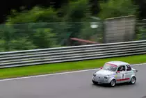 Fiat Abarth kämpft sich auf der Kammel rauf, beim Youngtimer Festival Spa am 19.7.2015 - Kampf der Zwerge