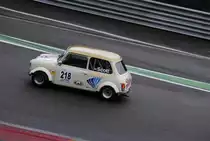 Mini Cooper, in der Senke Eau Rouge beim Youngtimer Festival Spa am 19.7.2015 - Kampf der Zwerge
