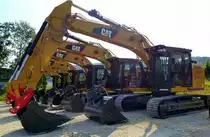 Cat, fabrikneue Raupenbagger warten auf Auslieferung und Einsatz, Juli 2015