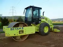 Caterpillar CS 66B (Baujahr 2015, zul. Gesamtgewicht 12.362 kg, Leistung 117 kW) eingesetzt bei Arbeiten an der Umgehungsstraße Konz-Könen, 14.05.2015