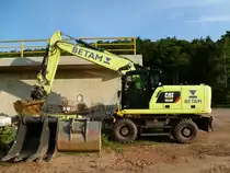 Caterpillar M 320F (Baujahr 2015, zul. Gesamtgewicht 18.800 kg, Leistung 129 kW) eingesetzt bei Arbeiten an der Umgehungsstraße Konz-Könen, 12.07.2015