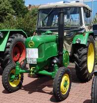 Lanz in der grüngelben John Deere-Lackierung, ausgestellt bei der Oldtimerausstellung der  Alten Zylinder  Hilders im Juni 2015